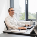 Vincent achter zijn pc