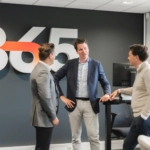Emiel, Nathan en Sander bij het logo van 365