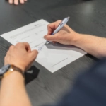 iemand tekent een contract