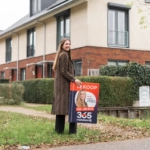 Femke met een te-koop bord